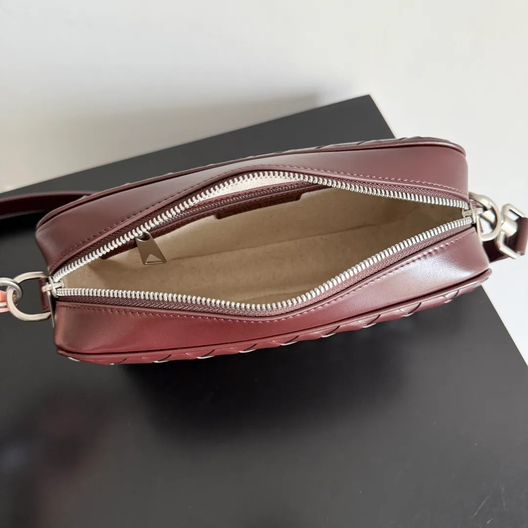 Batch 1820 BOTTEGA VENETA small INTRECCIATO woven camera bag This bv classic camera bag is a further evolution of classic woven technology, combining practicality and fashion, perfectly meeting multi-purpose needs! Classic leather handmade. Lightweight and large capacity. The shoulder strap is removable and adjustable. In addition to being worn cross-body, it can also be placed in the suitcase as a toiletry bag. It is very convenient for daily storage and classification. It also has hanging accessories to show your personality. No matter how complicated the world is, as long as you have a bag with you, everything will become better. Style number: 755923 Size: 24.5*15*6cm